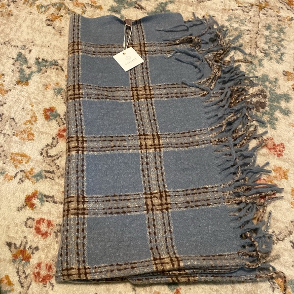 SUPER soft fringe poncho - Picture 2 of 4